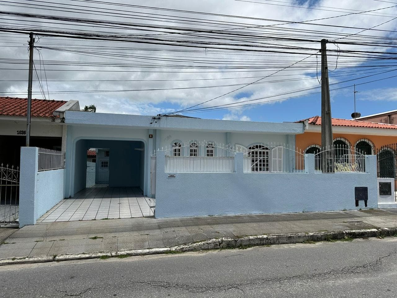 Fachada da casa com garagem coberta, em Barreiros
