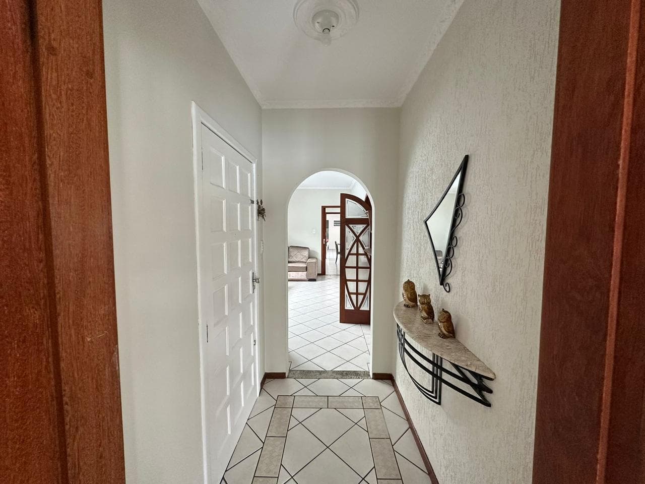 Hall de entrada com arco decorativo