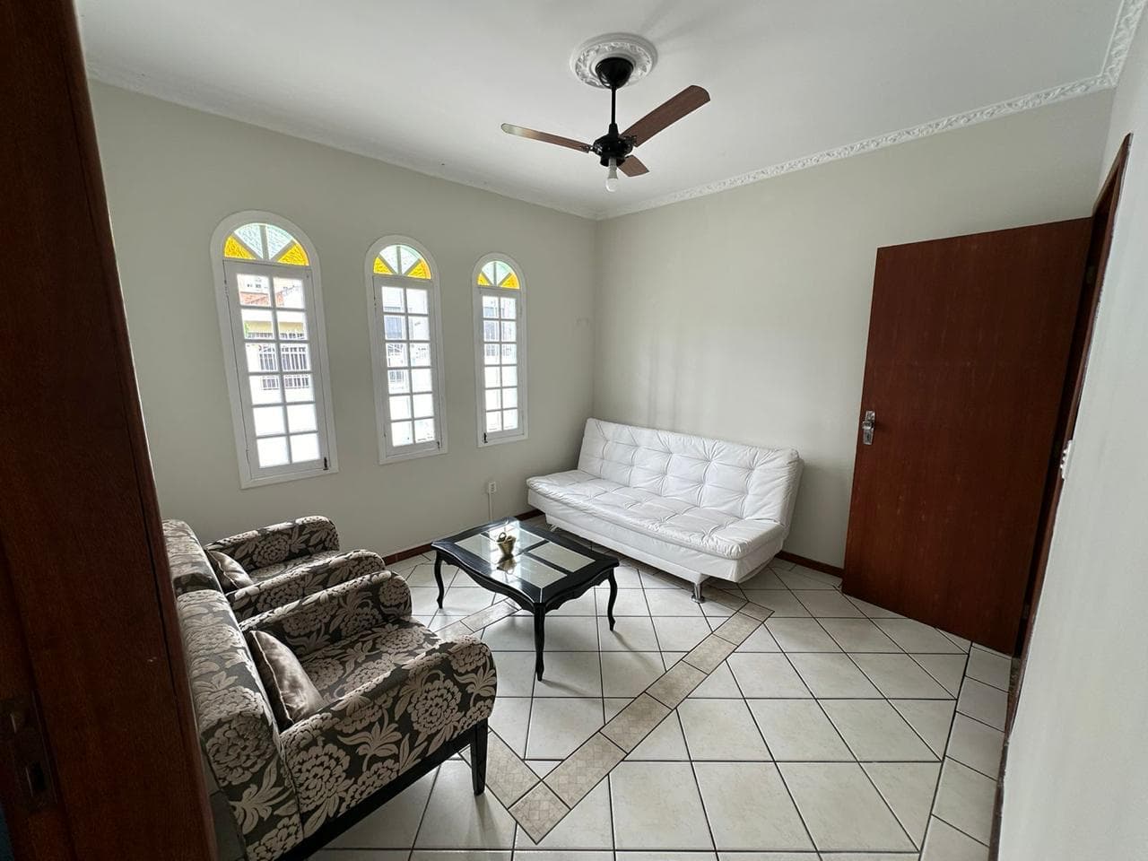 Segunda sala de estar com janelas em arco