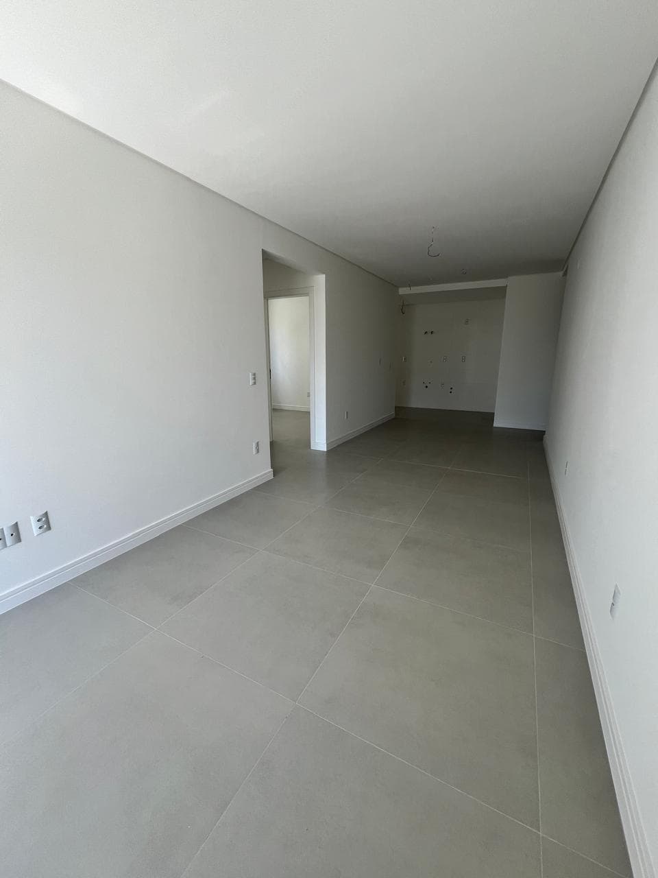Living amplo com acesso aos dormitórios