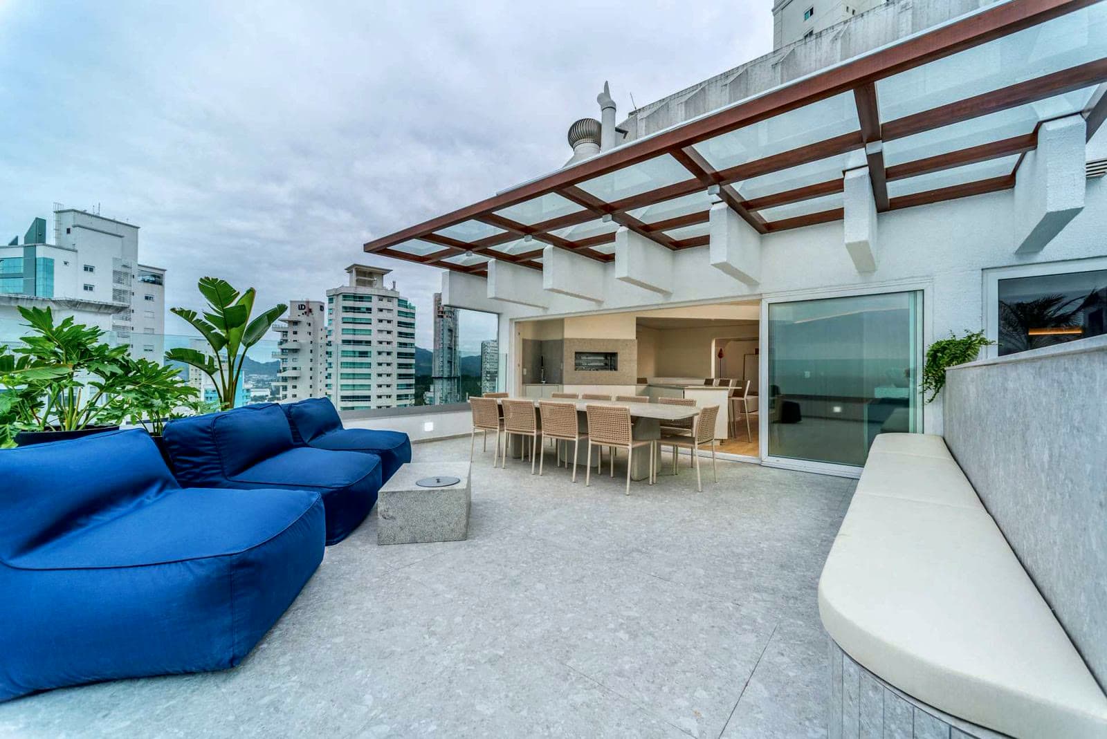 Terraço lounge na cobertura com vista para o mar