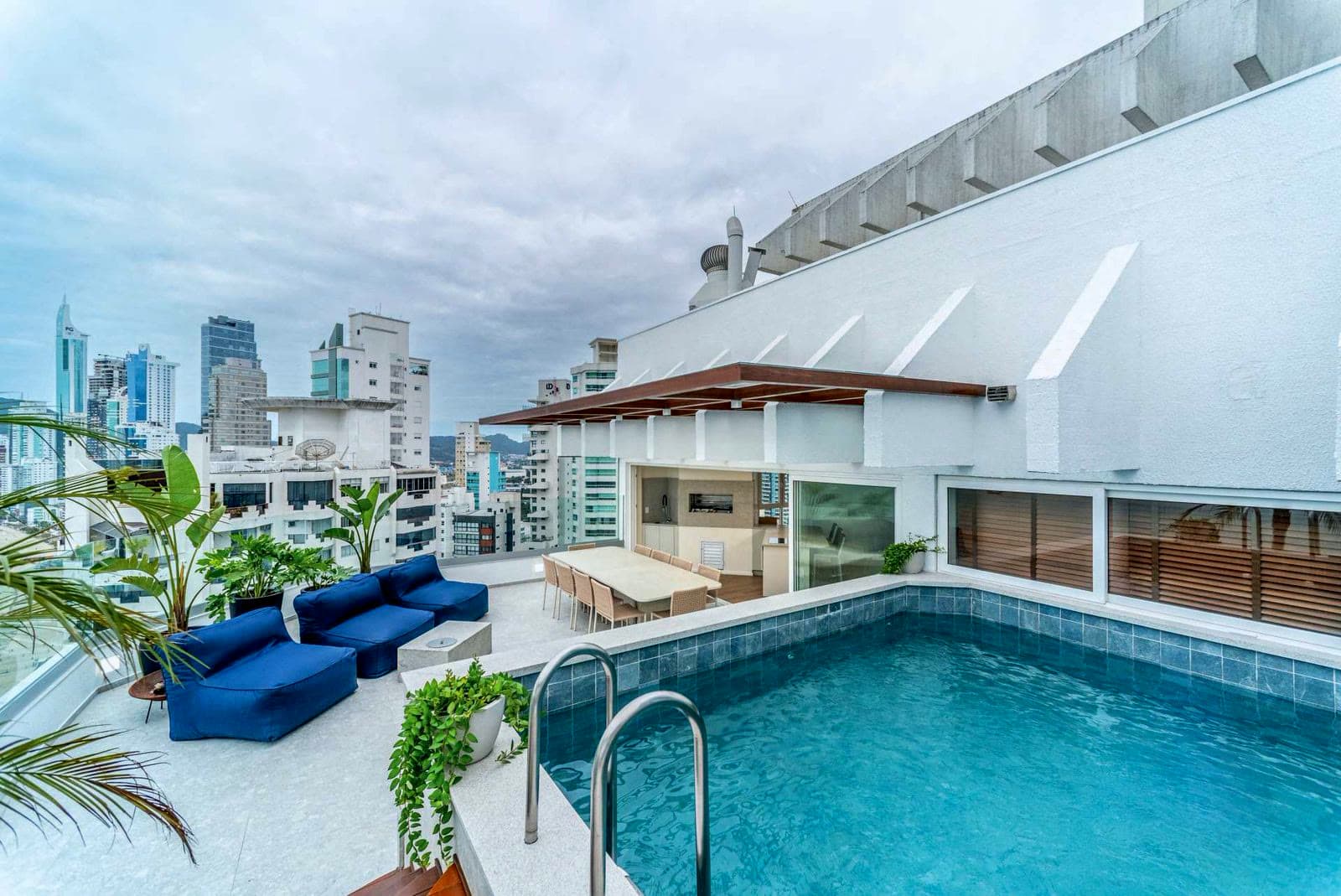 Piscina privativa na cobertura com vista para o mar